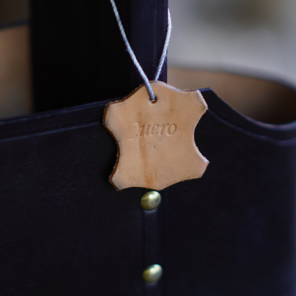Porta mate de cuero negro y madera ligero