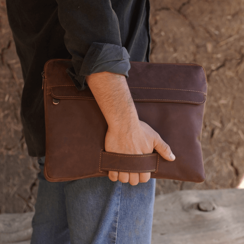 Porta notebook de cuero graso con manilla