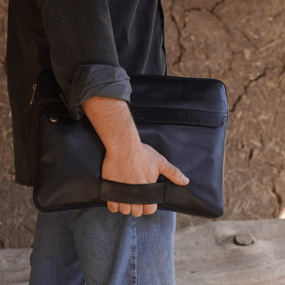 Porta notebook de cuero negro con manilla