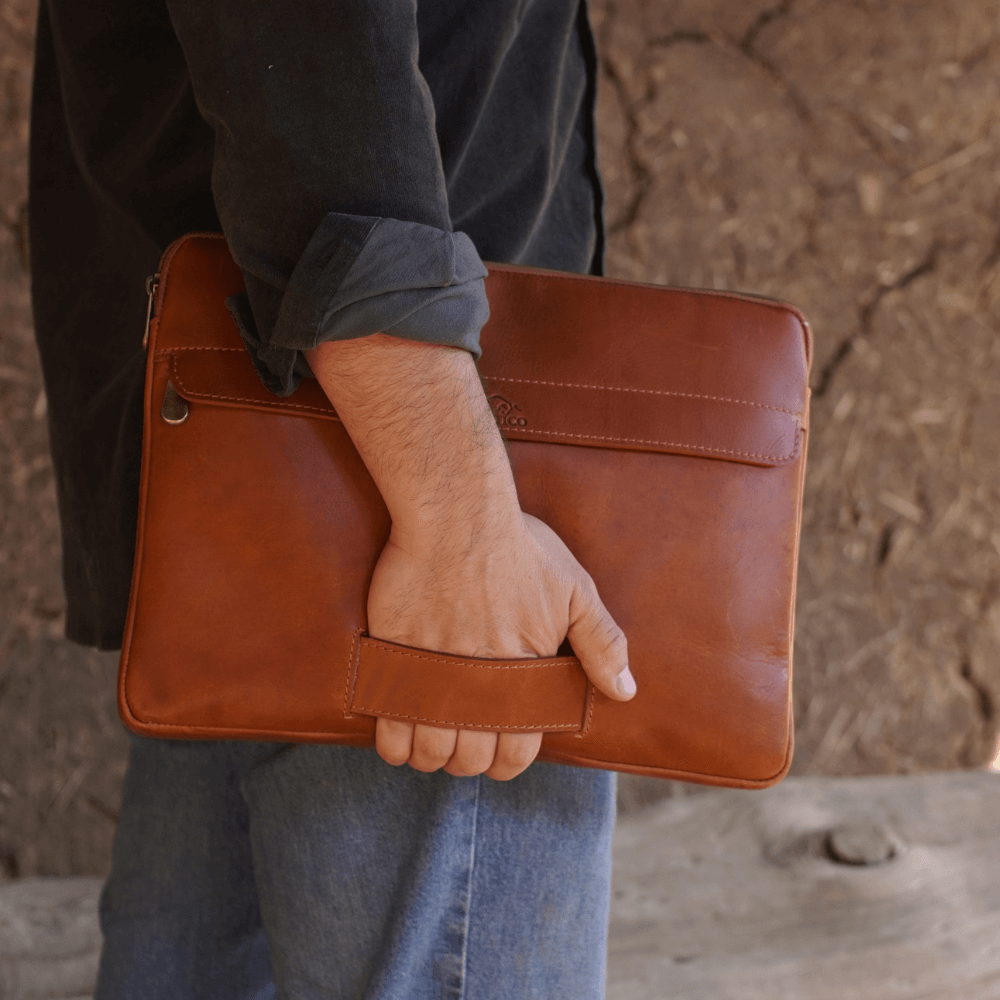 Porta notebook de cuero tostado con manilla